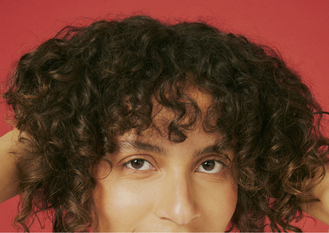 Corte de cabelo com entradas: estilos que disfarçam e reforçam sua imagem