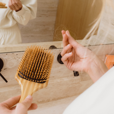 Mi cadono tanti capelli: cause e rimedi naturali