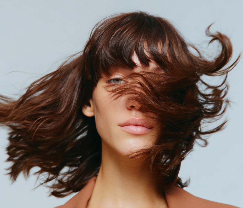 Belasten Umweltfaktoren deine Haare? Die richtige Ernährung kann helfen