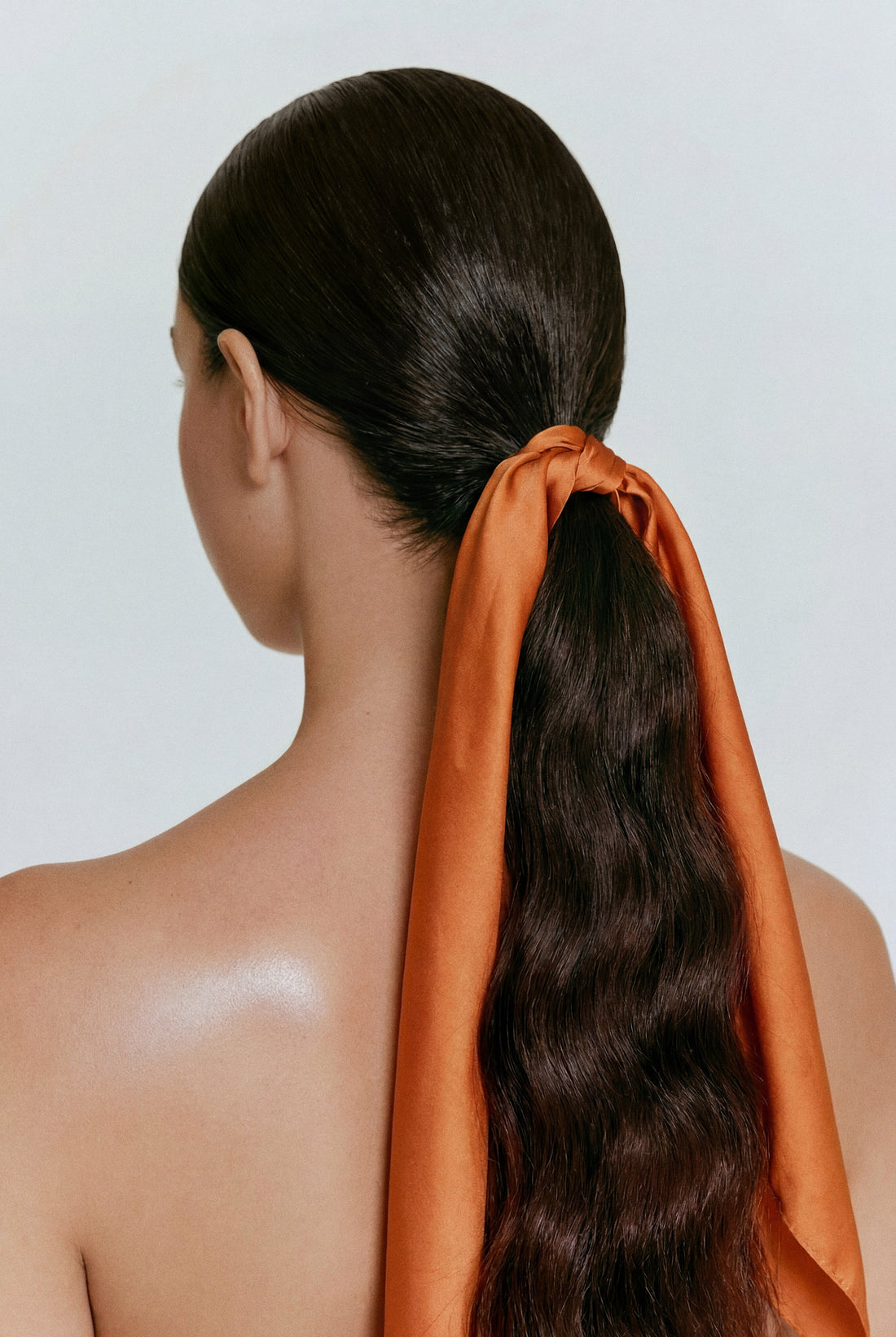Come eliminare il crespo dai capelli mossi: il segreto per onde definite e senza effetto crespo
