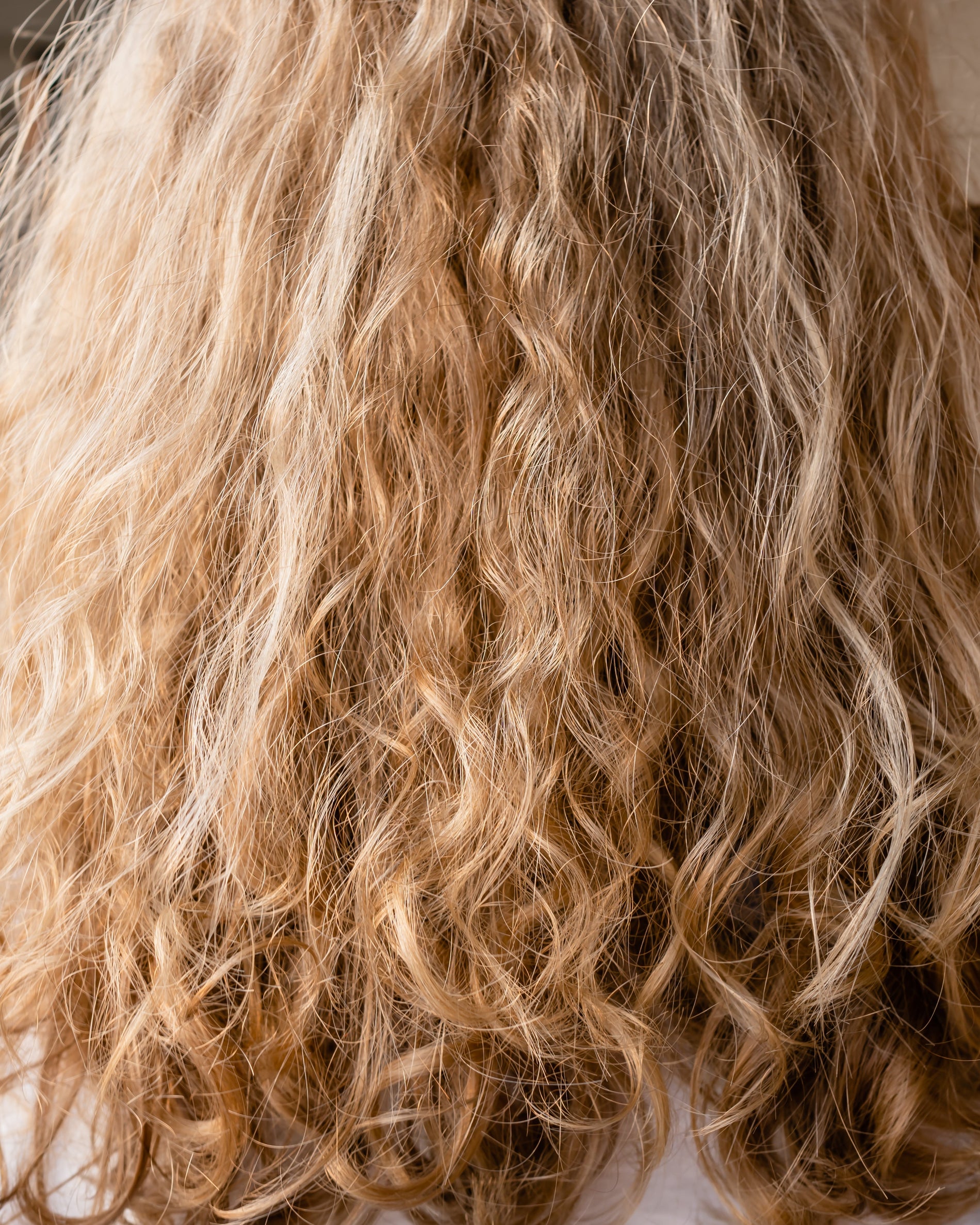 cómo quitar el frizz del pelo ondulado