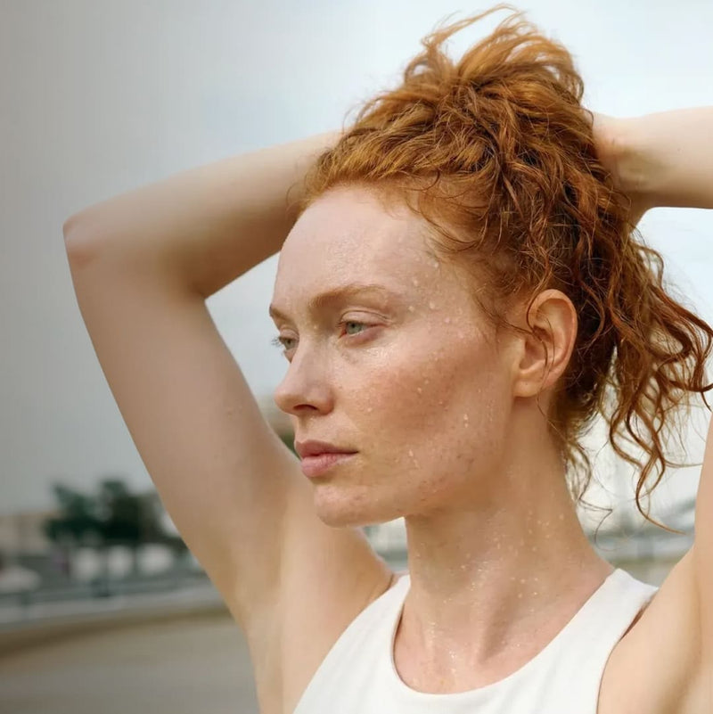 Donna all’aria aperta con capelli sani – Olistic 